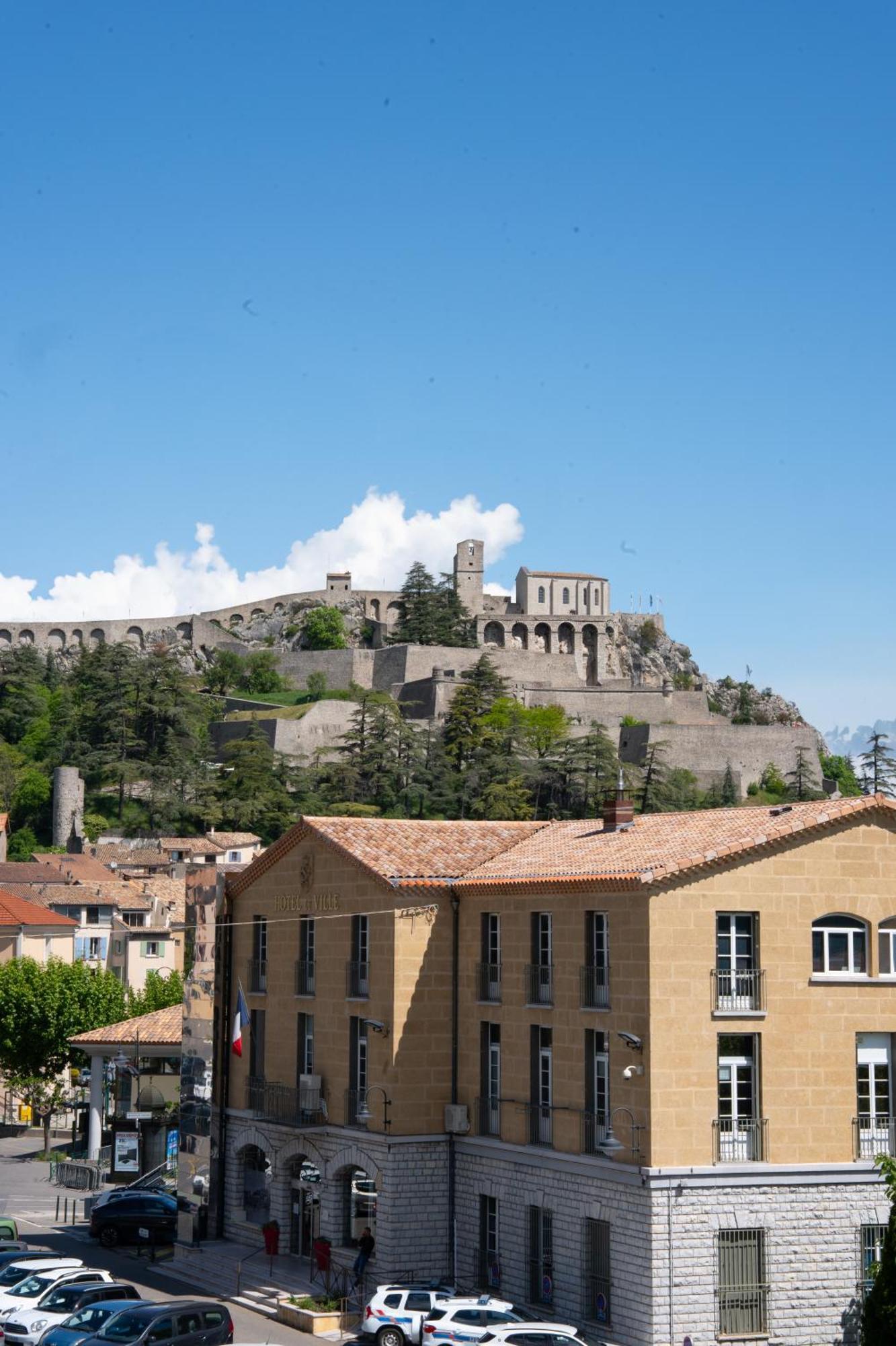 Appartement Centre De Sisteron Bagian luar foto